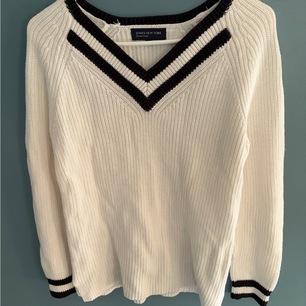 Jones New York Women's Cream and Black V-Neck Sweater. Size M